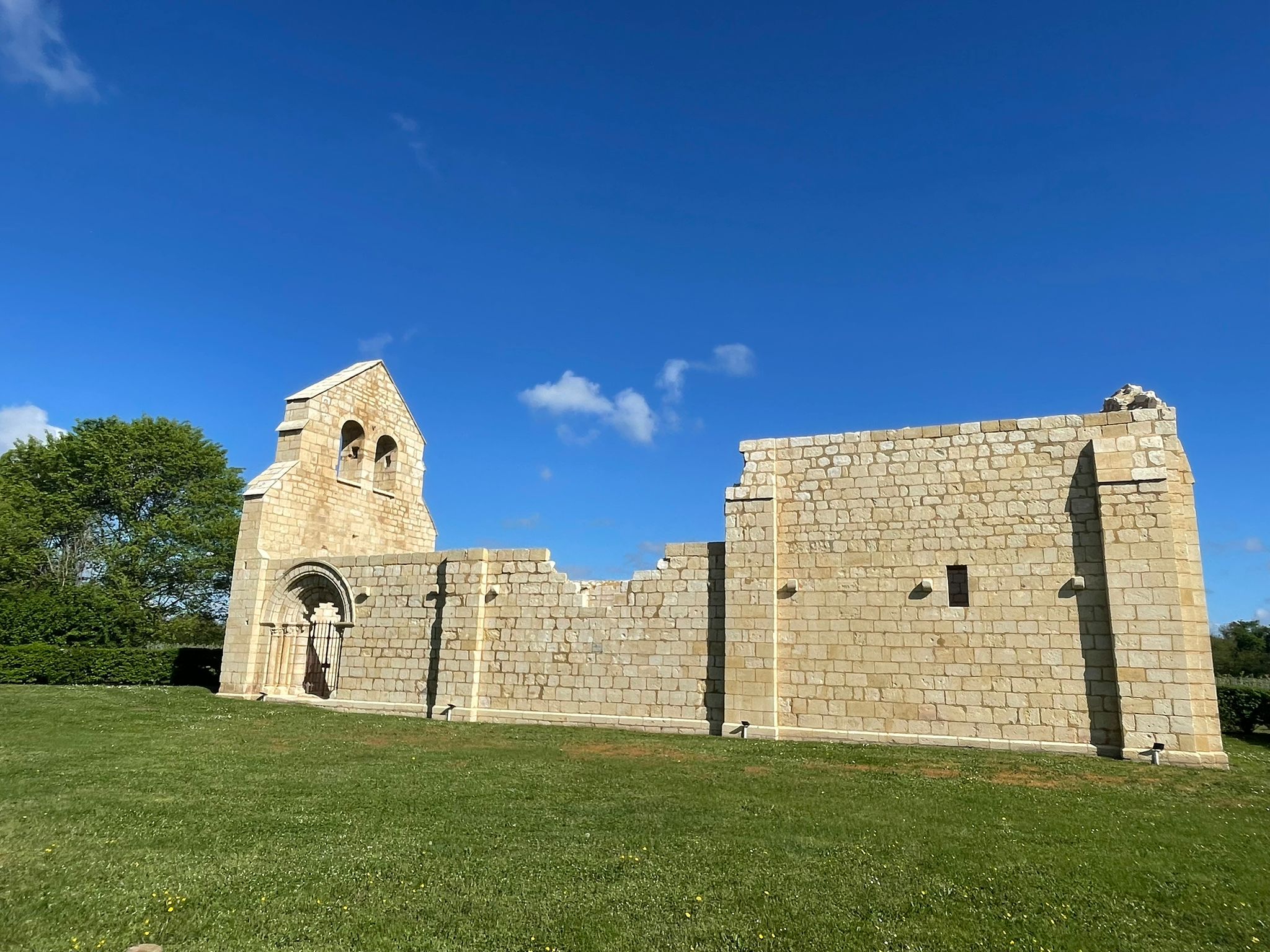 Ruines de la chapelle de Villemartin à Mouliets-et-Villemartin – vestige templier du XIIIe siècle"